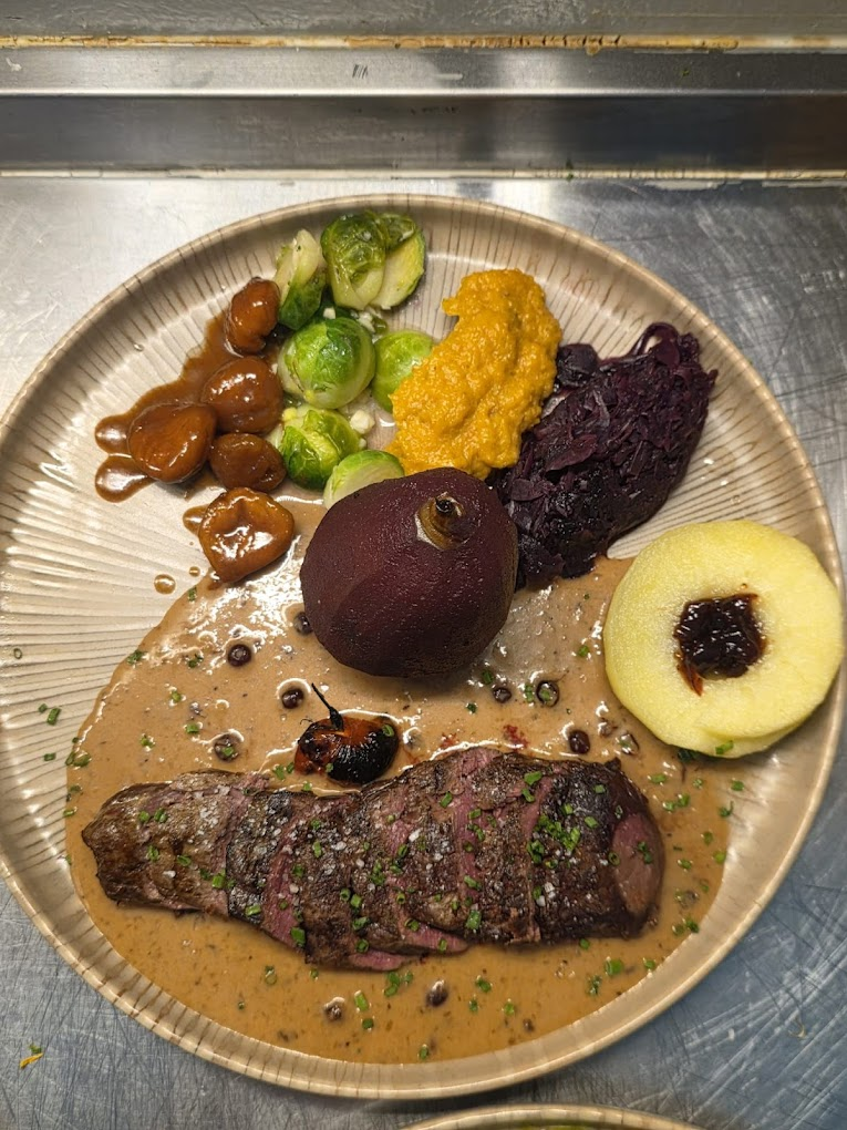 Entrecôte dressée avec garnitures et sauce maison