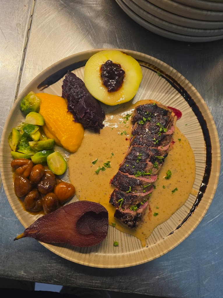 Plat de viande grillée et garnitures colorées