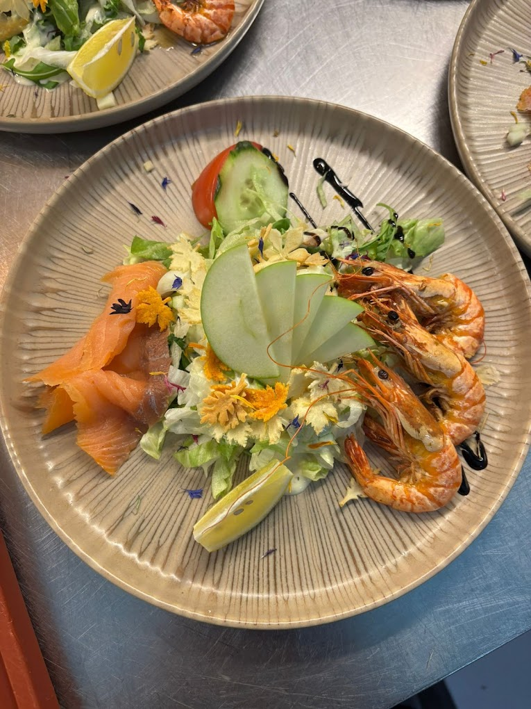 Salade fraîche aux gambas et saumon