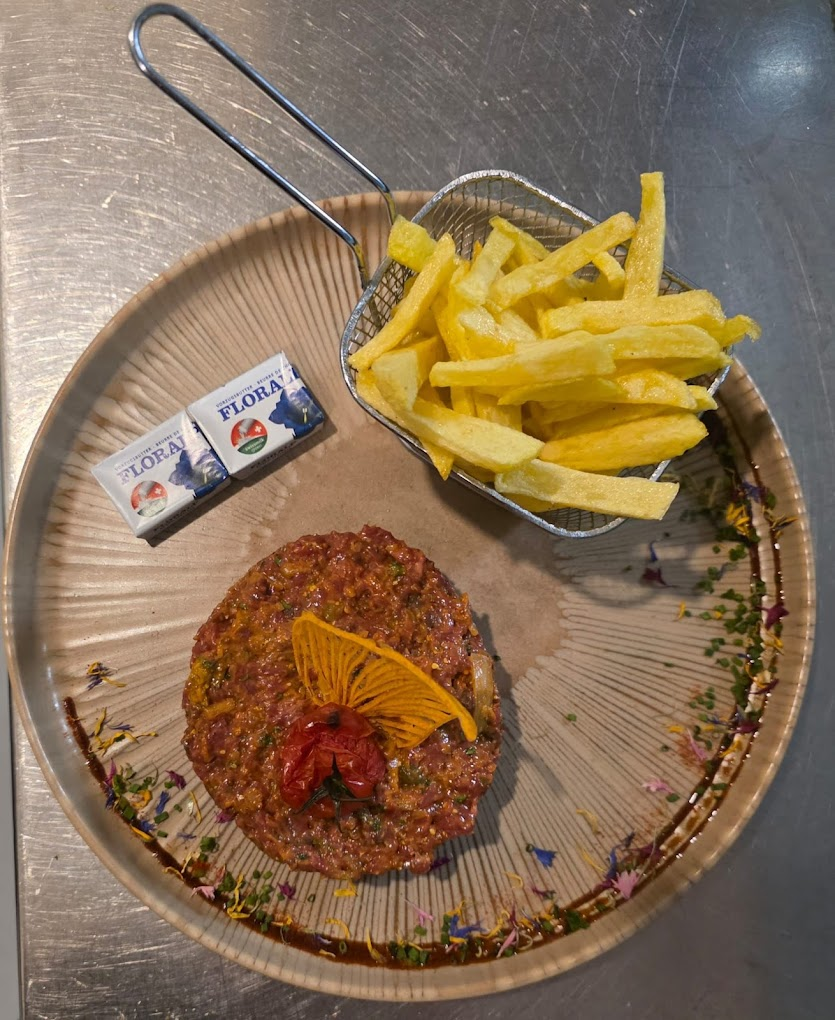 Tartare de boeuf servi avec frites croustillantes