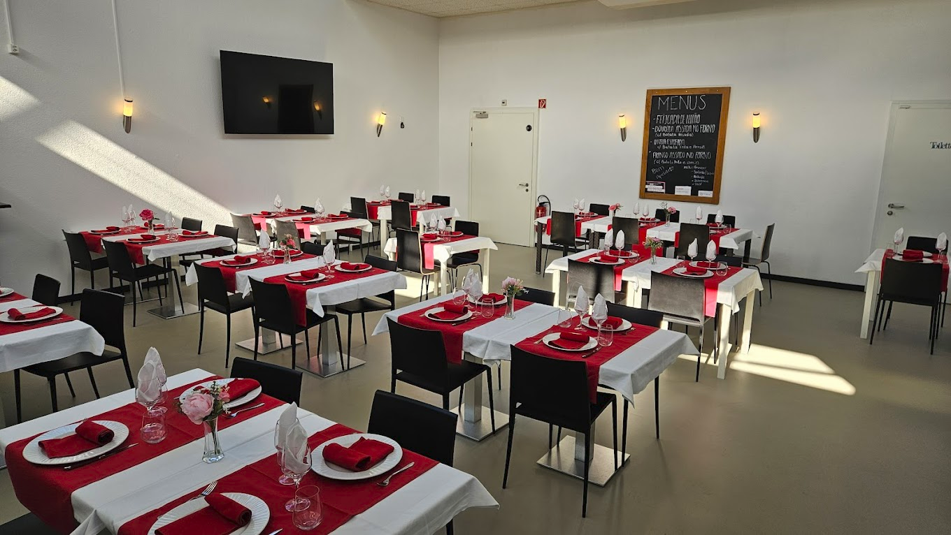 Intérieur du restaurant MAR & SERRA avec tables dressées